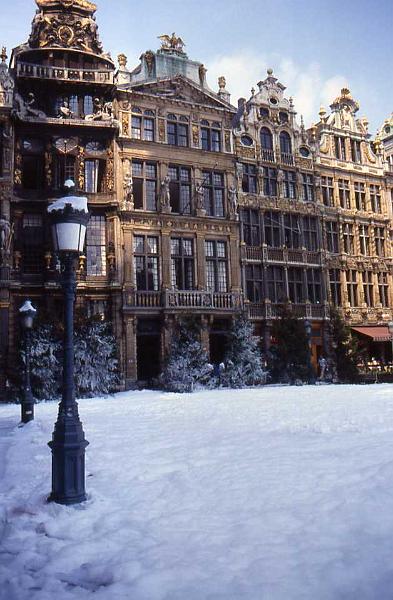 90-Bruxelles (finta neve sulla Grand-Place ,si gira un film),22 agosto 1989.jpg